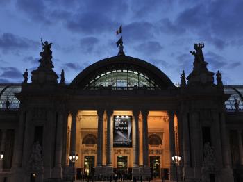 GRAND PALAIS: As the sun sets over the international art fair, light illuminates the exhibits through the glass ceilings. (Courtesy of Biennale des Antiquaires) GRAND PALAIS: As the sun sets over the international art fair, light illuminates the exhibits through the glass ceilings. (Courtesy of Biennale des Antiquaires)