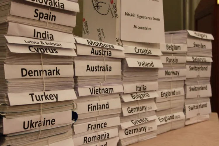166,461 signatures from 36 countries backing the Doctors Against Forced Organ Harvesting (DAFOH) petition calling on the U.N. to investigate and condemn forced organ harvesting from prisoners of conscience in China. They wait in the Wagner Room of the Metropole Hotel in Geneva, Switzerland, to be taken to the U.N. Office of the High Commission for Human Rights after the panel on Organ Trafficking in China, on Dec. 17 2012. (Tanghong/The Epoch Times)