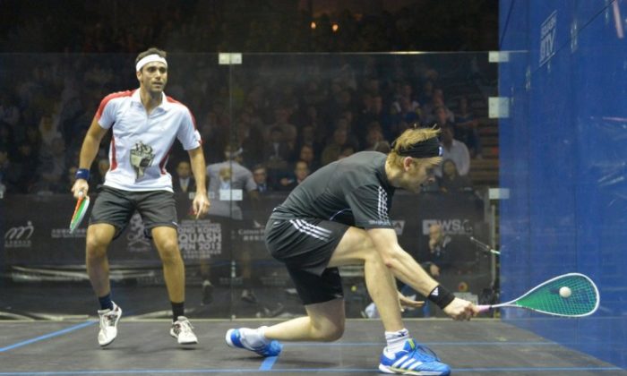 Nicol David (left) defeated Natalie Grinham in three straight games in their Hong Kong Squash Open 2012 second women’s Semi-final at the Cultural Centre Piazza at Victoria Harbour on Saturday Dec 1. (Bill Cox/The Epoch Times)