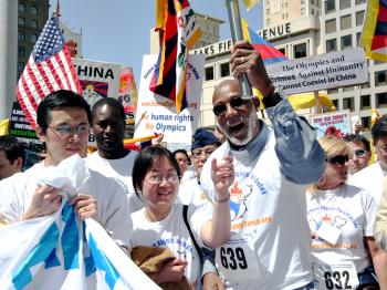 Olympian John Carlos at the Human Right Tour Relay in San Francisco, CA. Prior to the Beijing Olympics a Falun Gong advocacy group organized a (HRTR) alongside the Olympic Torch Relay. (Epoch Times Images) Olympian John Carlos at the Human Right Tour Relay in San Francisco, CA. Prior to the Beijing Olympics a Falun Gong advocacy group organized a (HRTR) alongside the Olympic Torch Relay. (Epoch Times Images)