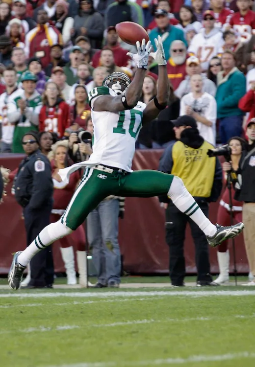 Santonio Holmes hauls in this 30-yard pass for game-changing score. With the win, the Jets stay in the hunt for the playoffs. (Rob Carr/Getty Images)