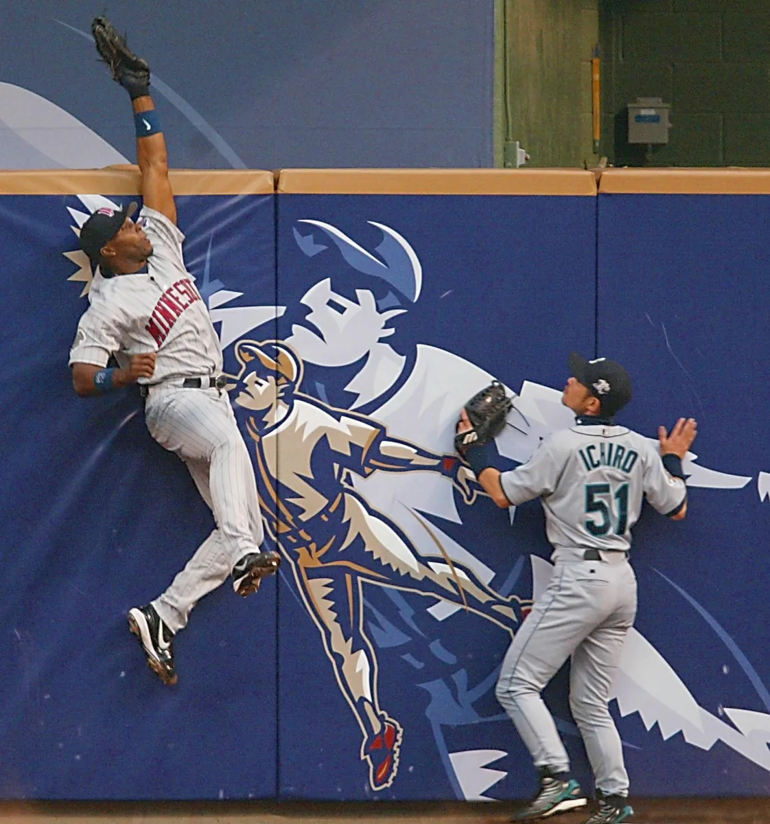 Torii Hunter (L) reached over the fence to rob Barry Bonds of a first inning All-Star game home run in 2002. (John Zich/AFP/Getty Images)