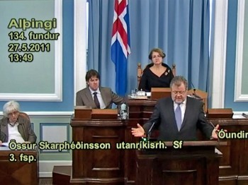 SORRY: Iceland's Foreign Minister Ossur Skarpheoinsson apologizes to Falun Gong during a session of the Althingi, Iceland's Parliament, on May 27. The country's prime minister, Johanna Siguroardottir, sits to the left. (Althingi of Iceland)