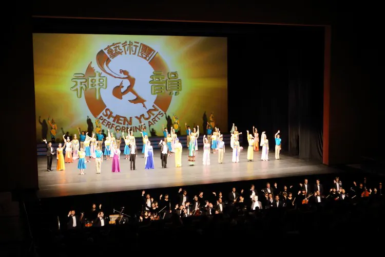 Shen Yun Performing Arts Touring Company's curtain call at Taoyuan County Performance Center Performance Hall. (The Epoch Times)