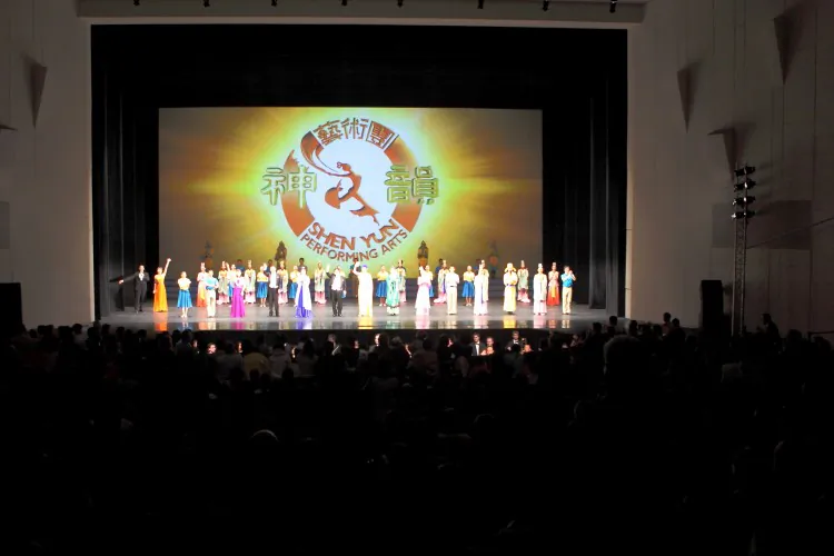 Tainan City Councilor Lin Meiyan said only after seeing Shen Yun performance in person can one fully appreciate it. (Chen Ting/The Epoch Times)