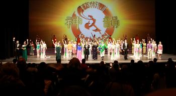 Shen Yun Performing Arts' curtain call in Toronto on Sunday. (D. Du/The Epoch Times)