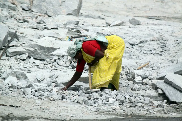 Another woman worker along with her husband in the same quarry! (Venus Upadhayaya/The Epoch Times)