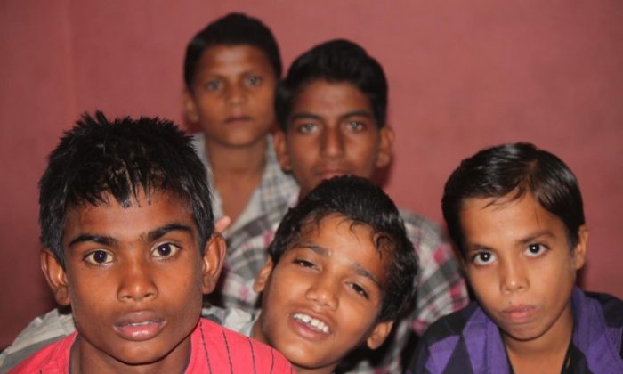 Babu (L) with four other runaway children at SATHI's education activity room in Daryaganj, Delhi on Oct. 18, 2012. (Venus Upadhayaya/Epoch Times Staff)