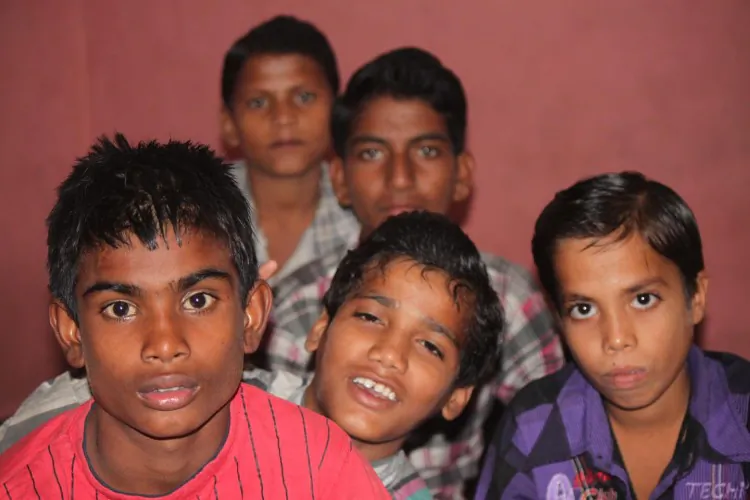 Babu (L) with four other runaway children at SATHI's education activity room in Daryaganj, Delhi on Oct. 18, 2012. (Venus Upadhayaya/Epoch Times Staff)