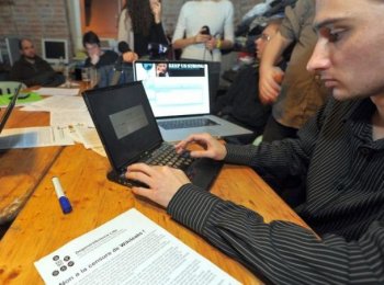 Hackers from the French Degenerescience association visit the anti-secrecy website WikiLeaks on Dec 9. The hackers from this group decided to counter censorship of the WikiLeaks site by creating a network of mirrored servers. (Philippe Huguen/AFP/Getty Images)