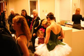 A little girl excited to receive an autograph from a Ballet Jorgen Canada dancer dressed in a Trillium flower costume. (The Epoch Times) A little girl excited to receive an autograph from a Ballet Jorgen Canada dancer dressed in a Trillium flower costume. (The Epoch Times)