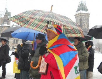 Tibetans Brave Miserable Weather to Mark Uprising