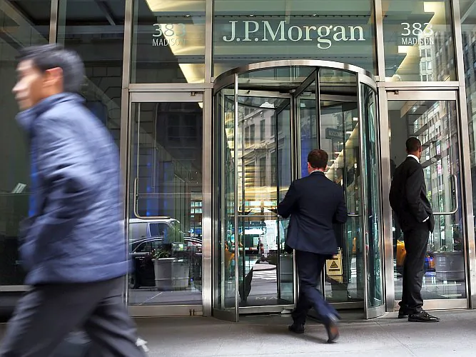 People pass the entrance to JPMorgan Chase & Co.’s headquarters in Manhattan, Oct. 2. JPMorgan Chase is one of eight U.S. banks on a 2011 global list of systemically important financial institutions (SIFI), according to the Financial Stability Board (FSB). (Spencer Platt/Getty Images)
