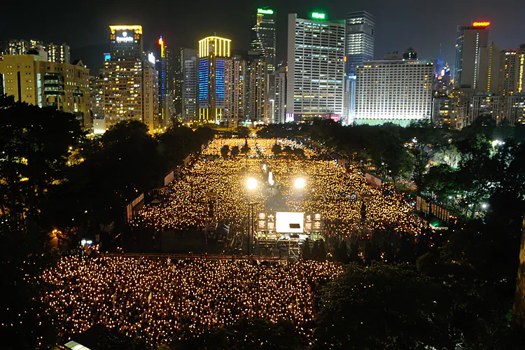 Over 180,000 people participated in this year’s candlelight vigil in memory of the victims of the 1989 Tiananmen Massacre, where unprecedented mass demonstrations were cleared up by soldiers dispatched by the Chinese Communist regime. This year’s attendance set a new record. (Sung Pi Lung/The Epoch Times)