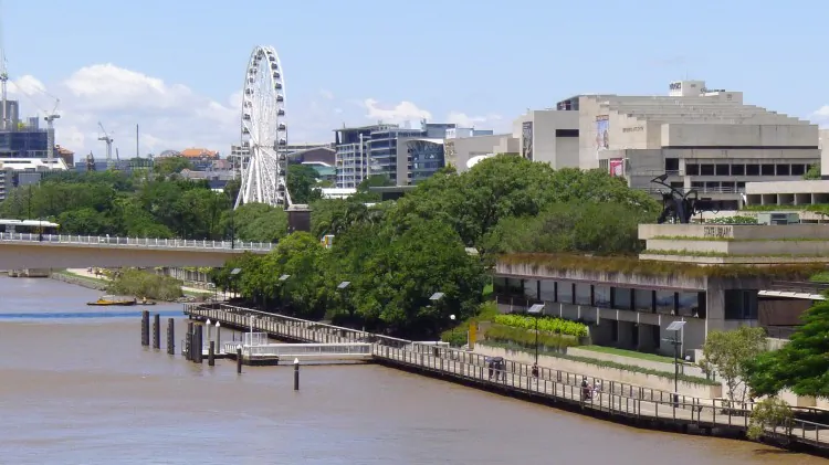 Warm summer weather brought hundreds of tourists and city dwellers to Southbank, by the river, where the Lyric Theatre came alive with Shen Yun Performing Arts. (Jan Zhao/The Epoch Times)