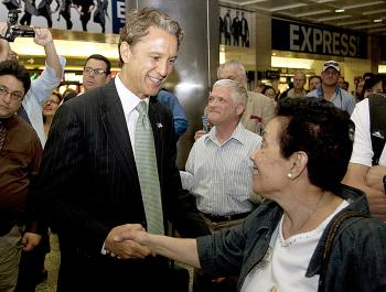 Nominee for the Republican candidate for governor Rick Lazio shakes hands at Penn Station on Tuesday afternoon. (Henry Lam/The Epoch Times)
