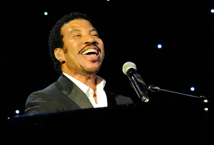 Lionel Richie, 77, Ends Minnesota Concert Early Following Health Scare on Stage