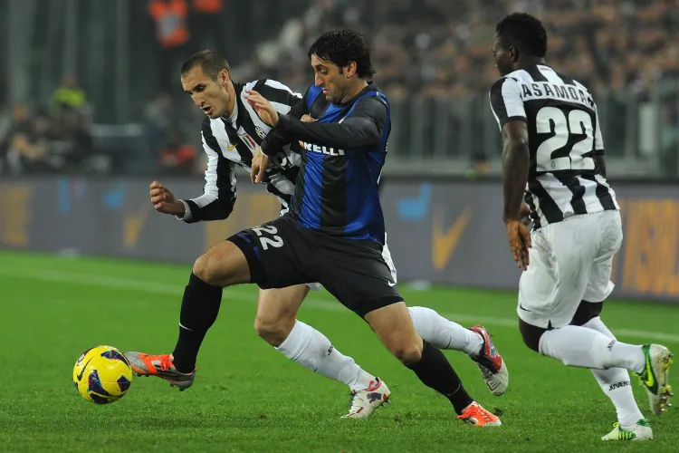 Inter Milan’s Diego Milito (center) fends off Juventus player Giorgio Chiellini (L) in Serie A action taking place in Turin on Saturday, Nov. 3, 2012. Milito scored twice and Inter Milan ended Juventus’ 49-match unbeaten streak in Serie A. (Valerio Pennicino/Getty Images)