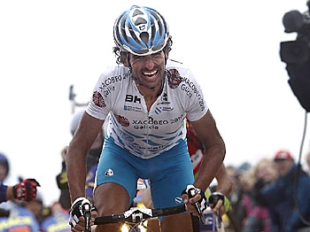 Ezequiel Mosquera crosses the finish line of Stage 20 of the 2010 Vuelta a España with Vincenzo Nibali right behind him. (Jaime Reina/AFP/Getty Images)