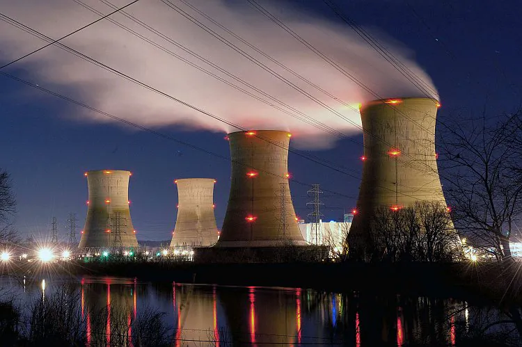 The Three Mile Island nuclear plant is seen in Middletown, Pa., in the early morning hours of March 28, 2011. (Jeff Fusco/Getty Images)