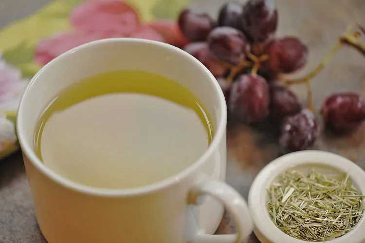 Oat Straw Tea helps rebuild strength after exhaustion from childbirth. (Cat Rooney/The Epoch Times)