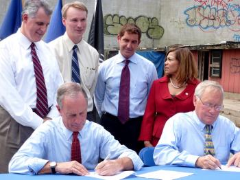 Mayor Bloomberg and state Environmental Conservation Commissioner Pete Grannis sign memorandum of agreement to work together to ensure faster processing of brownfields' cleanup applications. (Andrea Hayley/Epoch Times Staff)