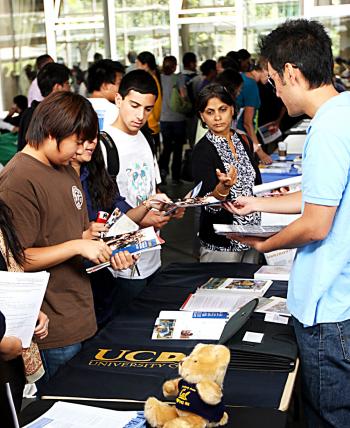 Students visit the UC Davis booth at the Bay Area College Fair. (The Epoch Times) Students visit the UC Davis booth at the Bay Area College Fair. (The Epoch Times)