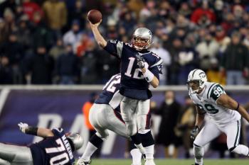 TOO MUCH TOM: New England quarterback Tom Brady torched the New York Jets for 4 touchdown passes and 326 yards on Monday night. (Elsa/Getty Images)