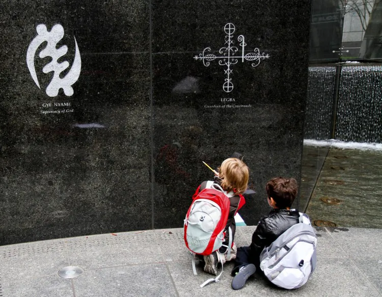 African symbols are on the walls of the memorial’s ancestral libation chamber. This symbol (R) depicts the "meticulously ordered afterlife of the Kongo-Angolan people," according to the National Park Service. (Helena Zhu/The Epoch Times)