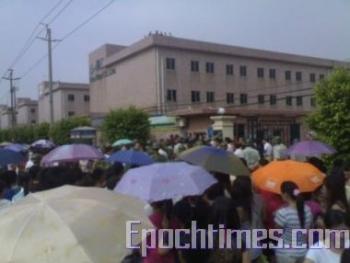 Some of the striking workers at the Phillips factory. (The Epoch Times) Some of the striking workers at the Phillips factory. (The Epoch Times)
