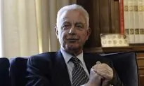 Greece Appoints Non-Politicians to Govern For a Month