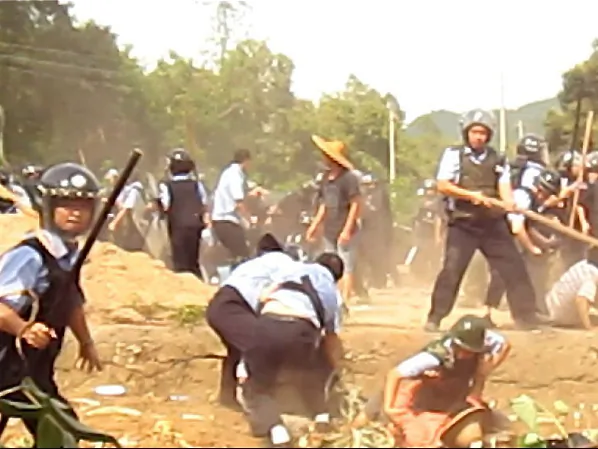 Villagers in Yangshan country, Guangdong were attacked by riot police. (Chinese blogger)