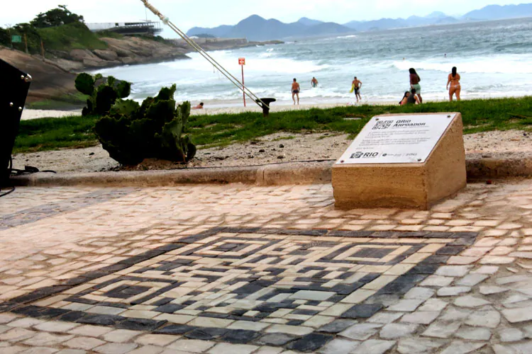 A man tests the QR code at Arpoador Beach, Rio de Janeiro, Brazil, on Jan. 25. It is the first of 30 codes that will appear at tourist attractions in Rio in preparation for hosting the 2016 Olympics. (Bruno Menezes/The Epoch Times)