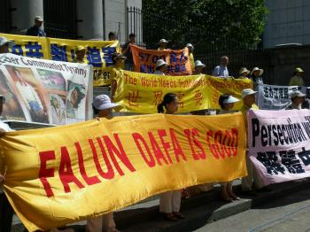 Practitioners hold banners protesting the persecution of Falun Gong by the Chinese regime. (Joan Delaney/The Epoch Times)