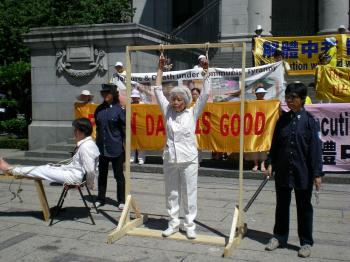 A re-enactment of torture methods used against Falun Gong practitioners in China. (Joan Delaney/The Epoch Times)