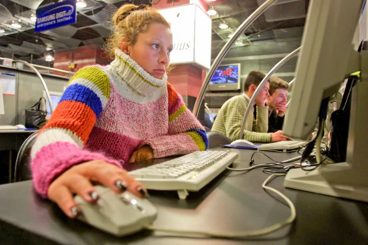 A woman is using a computer at the Internet café Time Online in downtown Moscow, Russia, on May 5, 2002. (Oleg Nikishin/Getty Images)