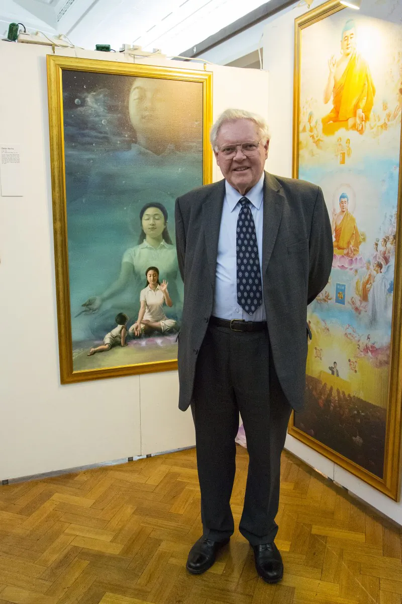 Sir Graham Bright about to cut the blue and yellow ribbon to open The Art of Zhen Shan Ren International Exhibition at the Cambridge Guildhall. Eddie Aitkin, Co-Director of the Exhibition in the UK, can be seen in his family tartan in the background and two ladies in Tang Dynasty costume are ready to welcome the visitors. Among these is Miatra Miraftabi of Lotus Flower School who also helped organise the Exhibition and a Chinese Cultural Night on the day in the Guildhall featuring Chinese instruments, dance, food, medicine, and demonstration of Falun Gong exercises as well as first hand information on the persecution from a practitioner who was imprisoned and torchured for more than two years. (Simon Gross/The Epoch Times)