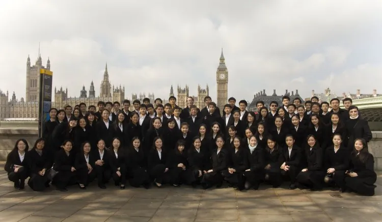Shen Yun Performing Arts International Company pictured together in front of Big Ben in London. (Simon Gross/The Epoch Times)