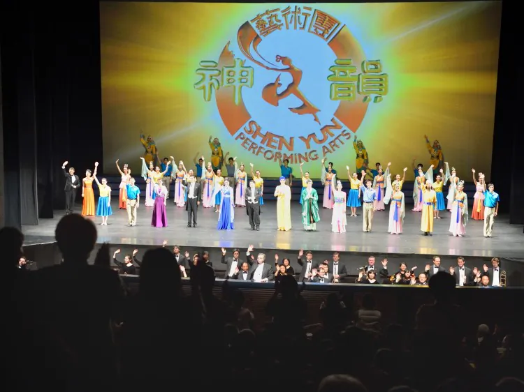 Musician Shi Ni-Chun attends Shen Yun in Taichung. (Su Yu-Fen/The Epoch Times)
