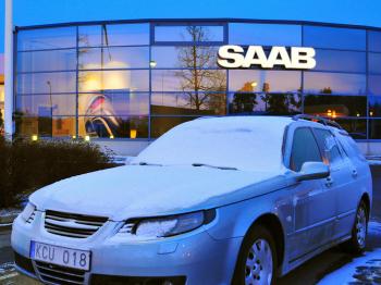 A Saab covered with snow in front a dealer in Trollhattan the hometown of iconic Swedish car. Dec. 19, 2009. (Khosro Zabihi/The Epoch Times)