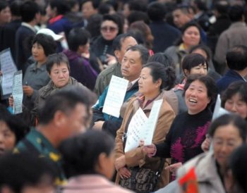 A matchmaking expo on Oct. 23 in Shenyang City, northeastern China. Over ten thousand people, mostly parents, showed up in pursuit of mates for their children. (The Epoch Times Photo Archive) A matchmaking expo on Oct. 23 in Shenyang City, northeastern China. Over ten thousand people, mostly parents, showed up in pursuit of mates for their children. (The Epoch Times Photo Archive)