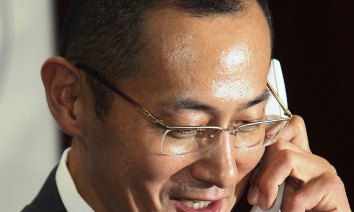Kyoto University professor Shinya Yamanaka receives a congratulatory phone call from Education Minister Makiko Tanaka during a press conference at the Kyoto University after winning the Nobel Medicine Prize, in Kyoto, Japan on Oct. 8. (Jiji PressAFP/GettyImages)