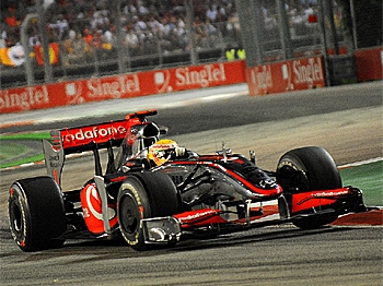 Lewis Hamilton (R) of Britain leads Fernando Alonso of Spain during the 2009 Singapore Formula One Grand Prix. (Christophe Archambault/AFP/Getty Images)