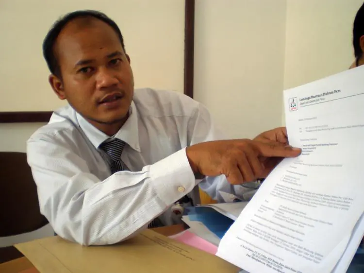 Raymond Tan holds up legal documents associated with the Radio Era Baru case in 2010. The Supreme Court of Indonesia recently ruled in favor of the station. (Soleh Ali/The Epoch Times)
