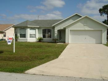Jodi Romanello and her husband walked away from this house in Port St. Lucie, Florida, after their mortgage payments suddenly increased. Romanello says to homeowners that if a house is worth less than 70 percent of the mortgage, they should consider strategically defaulting. (The Epoch Times) Jodi Romanello and her husband walked away from this house in Port St. Lucie, Florida, after their mortgage payments suddenly increased. Romanello says to homeowners that if a house is worth less than 70 percent of the mortgage, they should consider strategically defaulting. (The Epoch Times)