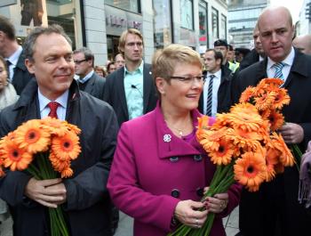 Holding flowers, leaders of the Alliance coalition government Liberal Jan Bj�¶rklund (L), Center Party Maud Olofsson (C), and Prime Minister Fredrik Reinfeldt (R) meet supporters in Stockholm, Sweden, on Sept. 19, 2010, after their victory in the general election. (Zhihe Li/The Epoch Times) Holding flowers, leaders of the Alliance coalition government Liberal Jan Bj�¶rklund (L), Center Party Maud Olofsson (C), and Prime Minister Fredrik Reinfeldt (R) meet supporters in Stockholm, Sweden, on Sept. 19, 2010, after their victory in the general election. (Zhihe Li/The Epoch Times)