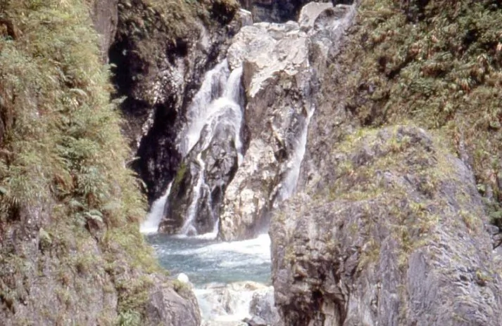 Visitors can move from a stroll to an adventurous hike on the Shakadang Trail, where river and marble formations hug spectators both physically and visually. (COURTESY OF TAIWAN TOURISM BUREAU) 