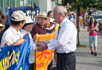 Following a press conference on August 6 where councilman and mayoral candidate Tony Avella condemned the Chinese regime's persecution of Falun Gong, Avella shakes hands with Falun Gong practitioners. (Joshua Philipp/The Epoch Times)