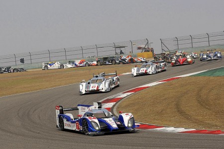 The Toyota TS030 leads the field throughthe thick smog at Shanghai. (Toyota motorsport)