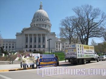 The tour's truck with rally participants outside the state capitol building in Madison, Wisconsin. (The Epoch Times)